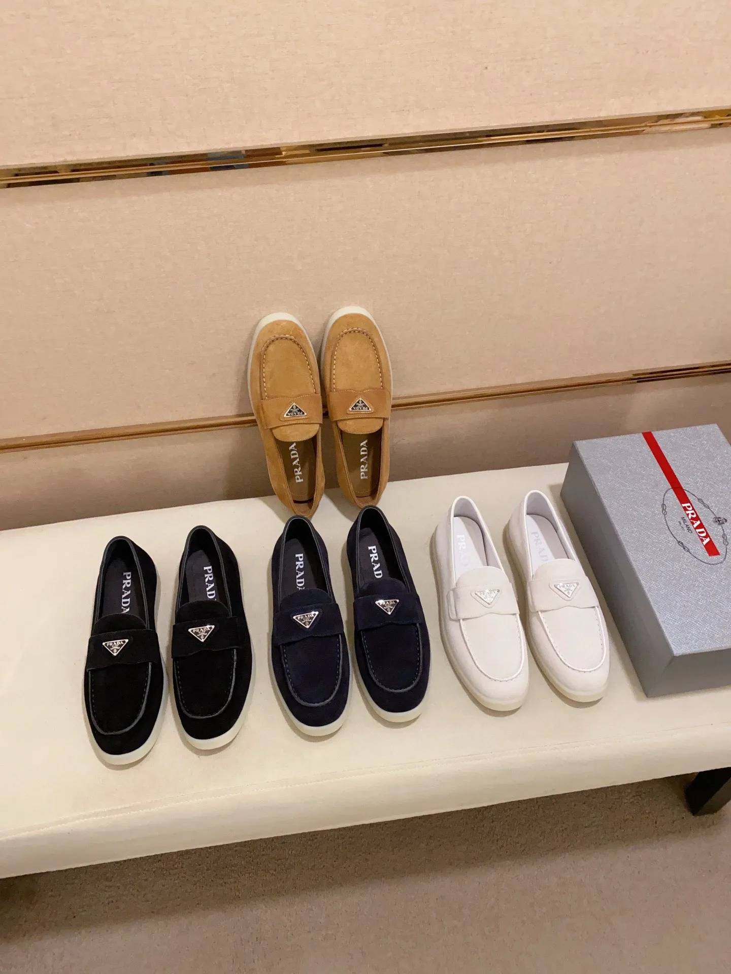 Men's shoes 💰 580💰 ✔️✔️✔️High-quality new PRADA counters are launched at the same time. The new men's shoes and 😘fabrics are selected from high-silk bald cowhide and are made by pure handicrafts. Lining: Full cowhide lining. 👍🏿 High-end ☄️ air-cushion molded anti-slip rubber outsole, exquisite lines, simple and elegant, comfortable and high-end for leisure travel. Code number: 38 to 44 (45 can be customized)